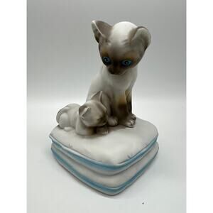 Mann MCMLXXII Ceramic Siamese Cats on Pillow Music Box Made in Japan